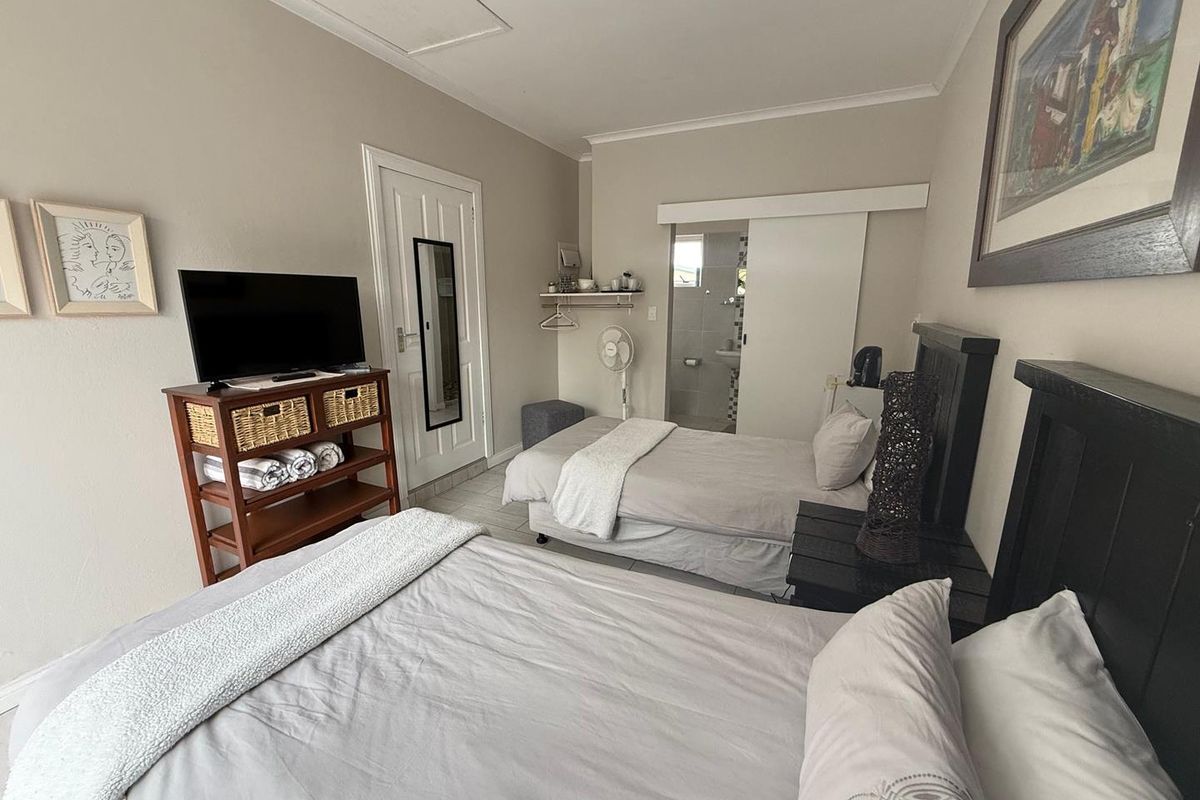 FOR SALE- LARGE 3 BEDROOM HOUSE AND 2 SEPARATE EN-SUITE ROOMS IN HAGE HEIGHTS, SWAKOPMUND, NAMIBIA - Photo 4