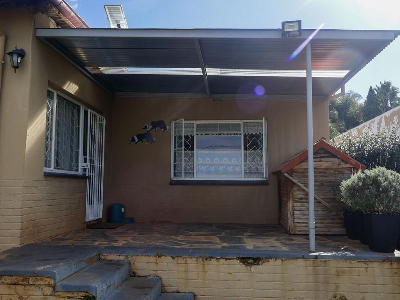 Charming Valhalla Original with Modern Finishes & Expansive Garden - Photo 3