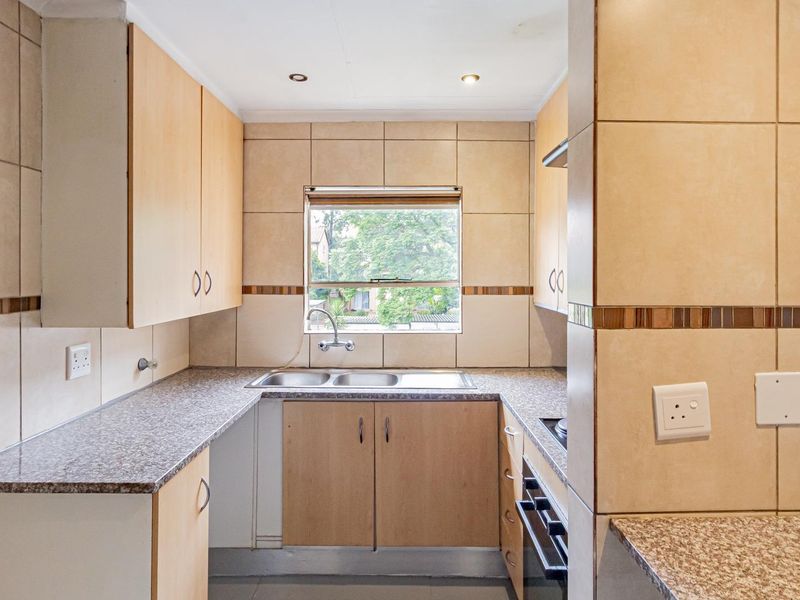 Spacious Two-Bedroom Apartment in a Secure Bryanston Estate - Photo 10