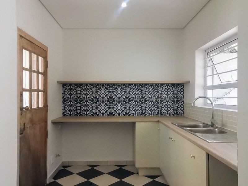 Stylish, newly renovated home for rental in Mondeor - Photo 9