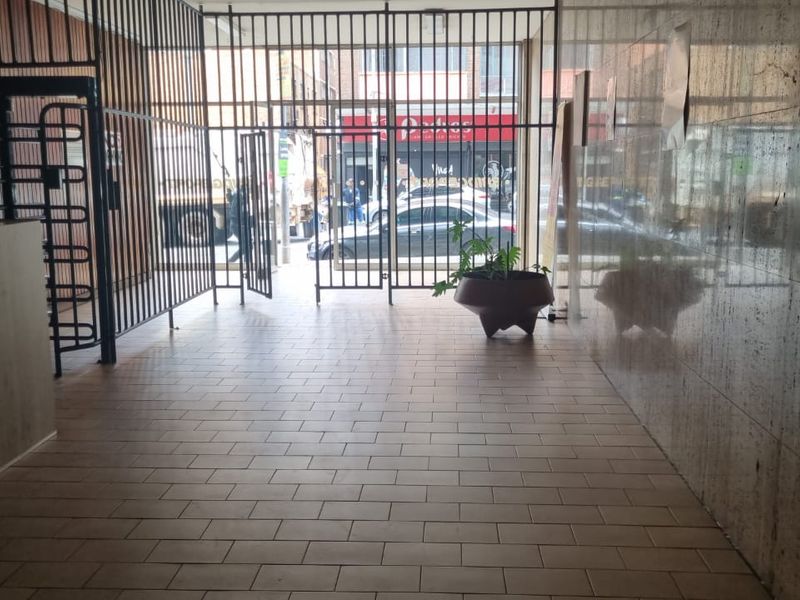 BRAAMFONTEIN,BACHELOR UNIT,R375000 - Photo 2