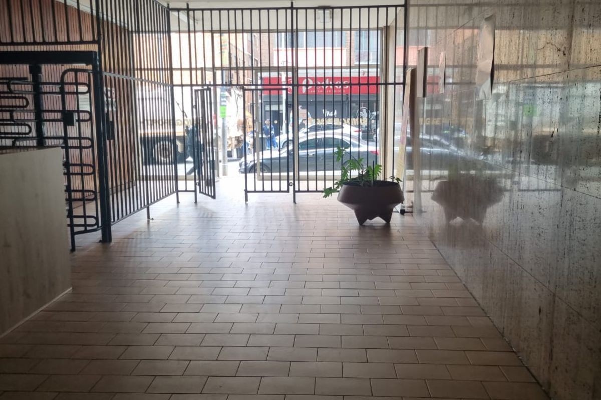 BRAAMFONTEIN,BACHELOR UNIT,R375000 - Photo 2