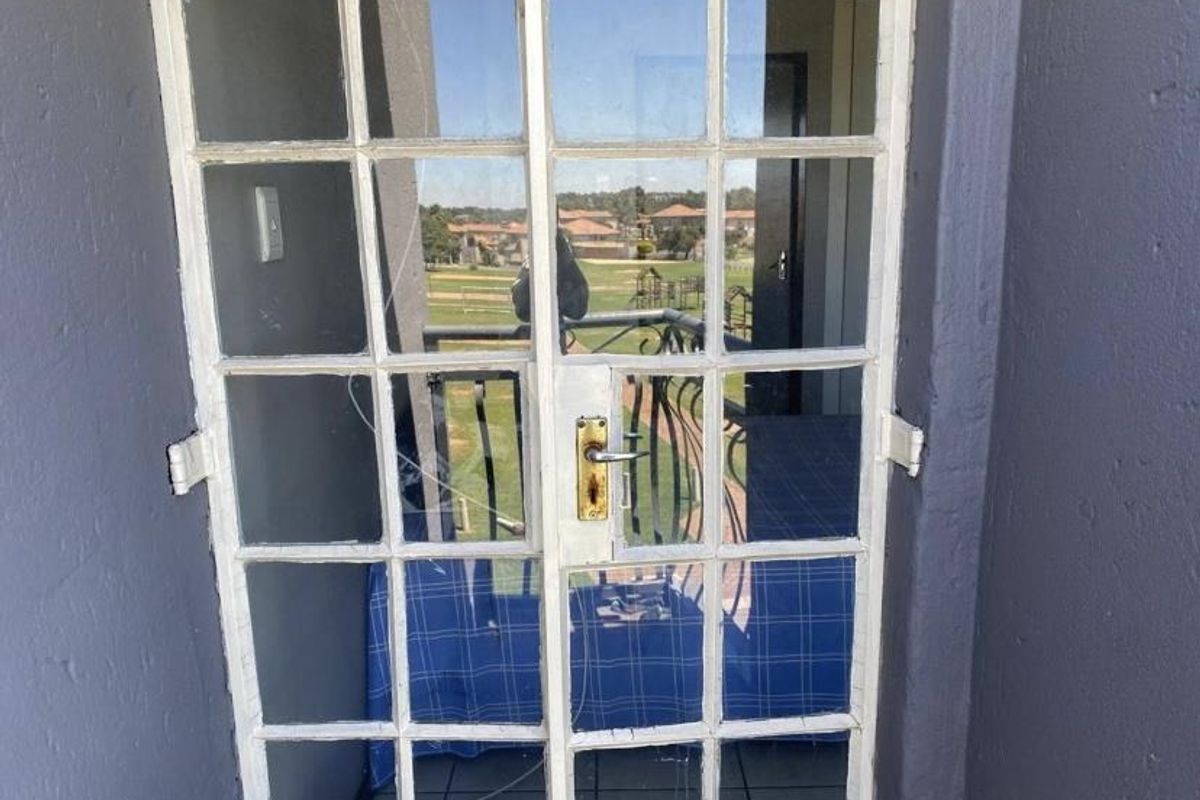 Spacious 1 Bedroom Apartment In A Secure Estate- Brakpan North - Photo 3