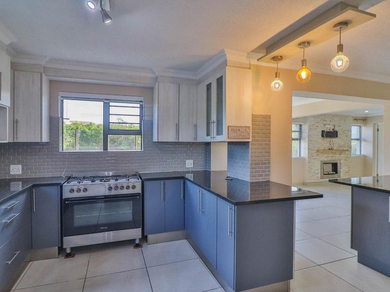 Spacious Estate Living - Photo 7