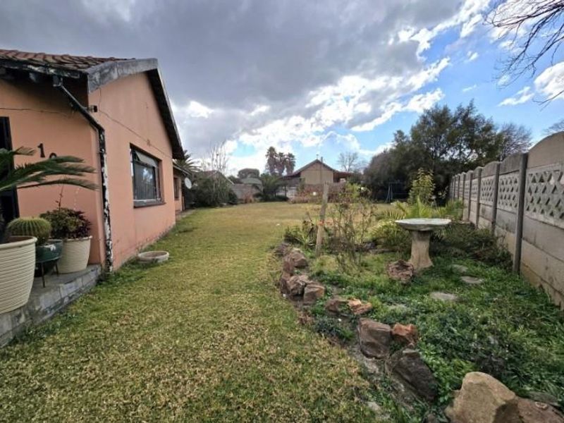 Three Bedroom Home with Flatlet For Sale in General Alberts Park - Photo 2