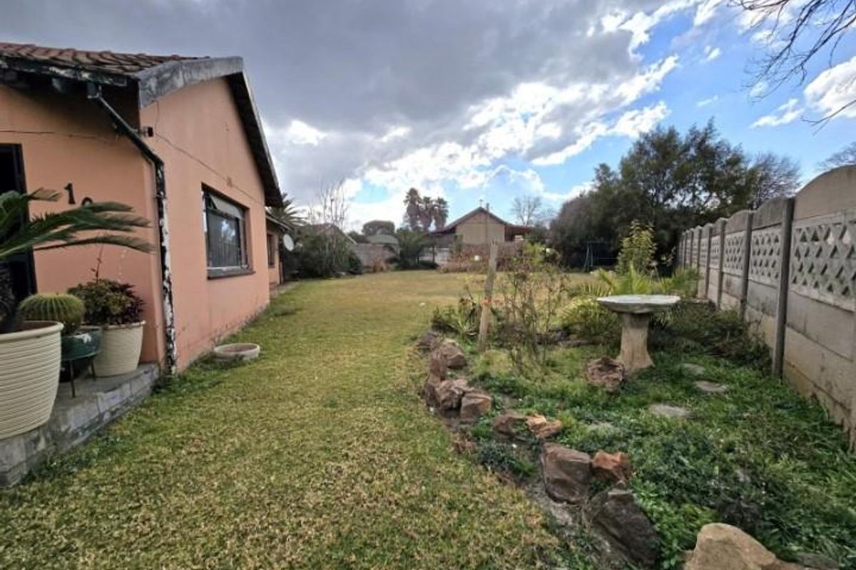 Three Bedroom Home with Flatlet For Sale in General Alberts Park - Photo 2