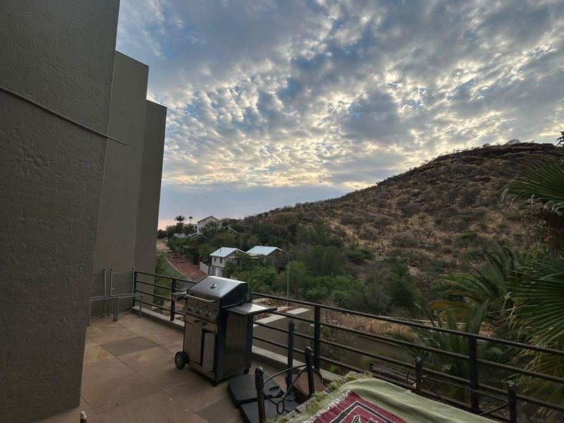 🏡 Refined Luxury in Windhoek’s Prestigious Ludwigsdorf - Photo 8