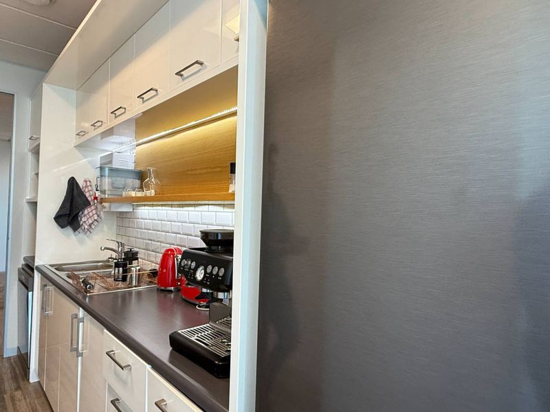 203m2 16th floor office with stunning views to let - Photo 9