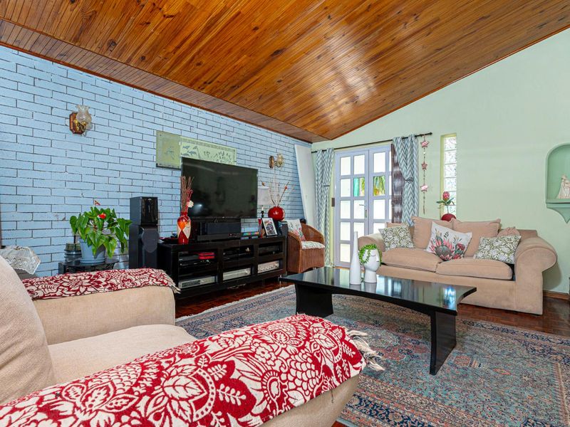 Charming 3-Bedroom Family Home in a Lovely, Quiet Pocket - Photo 5