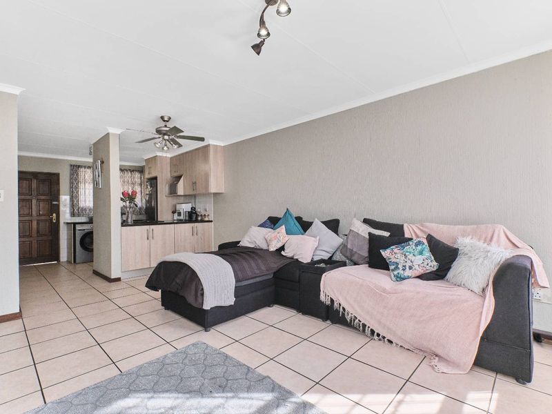 Charming Two-Bedroom Upstairs Townhouse with Scenic Balcony. - Photo 6