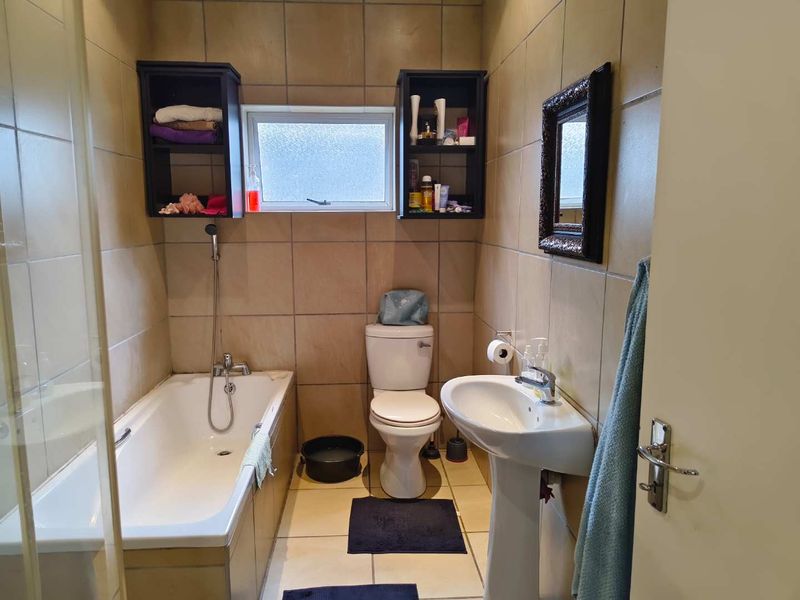 Charming 3-Bedroom Family Home in Stone River Valley Estate Paarl - Photo 8