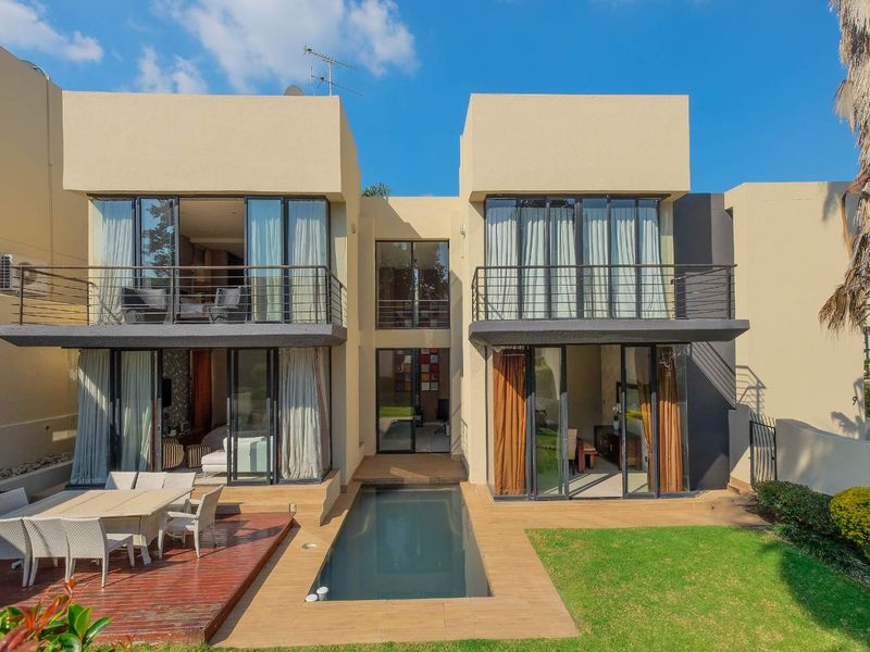 Upmarket Double Storey 3 Bedroom, 2.5 Bath Townhouse with its own splash pool - Photo 5
