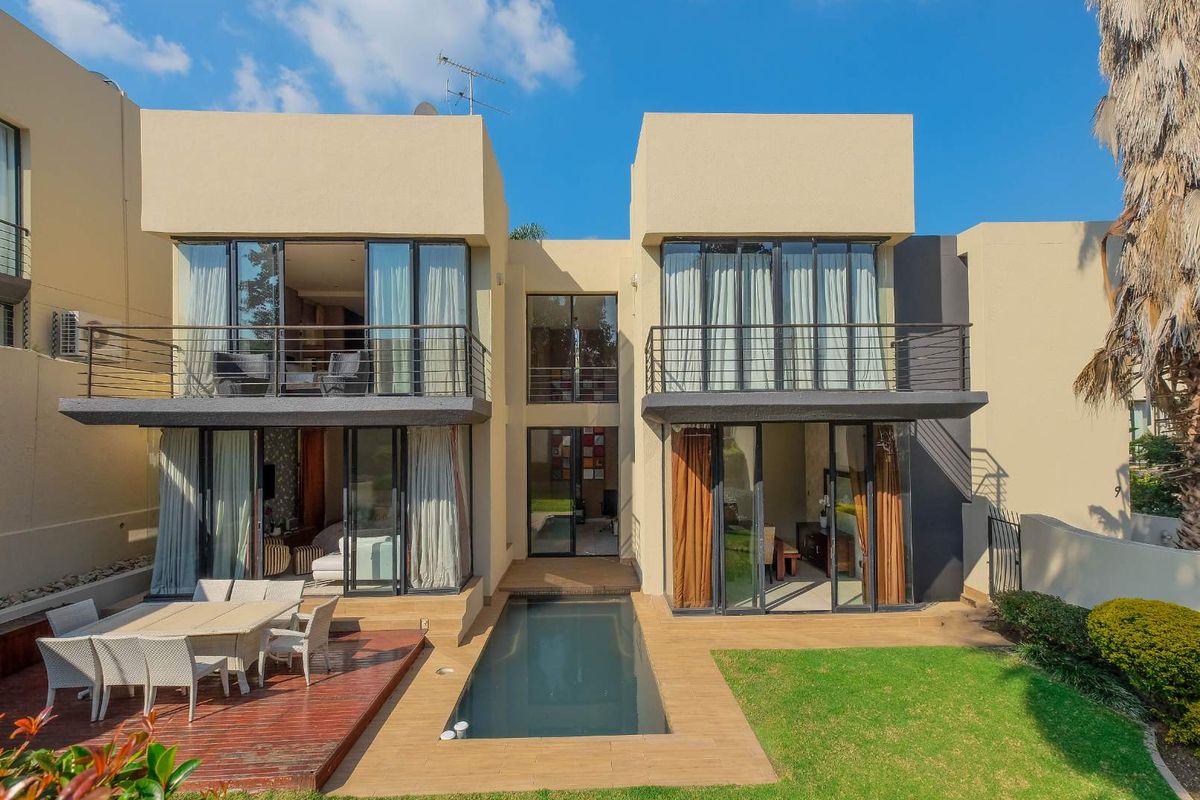 Upmarket Double Storey 3 Bedroom, 2.5 Bath Townhouse with its own splash pool - Photo 5