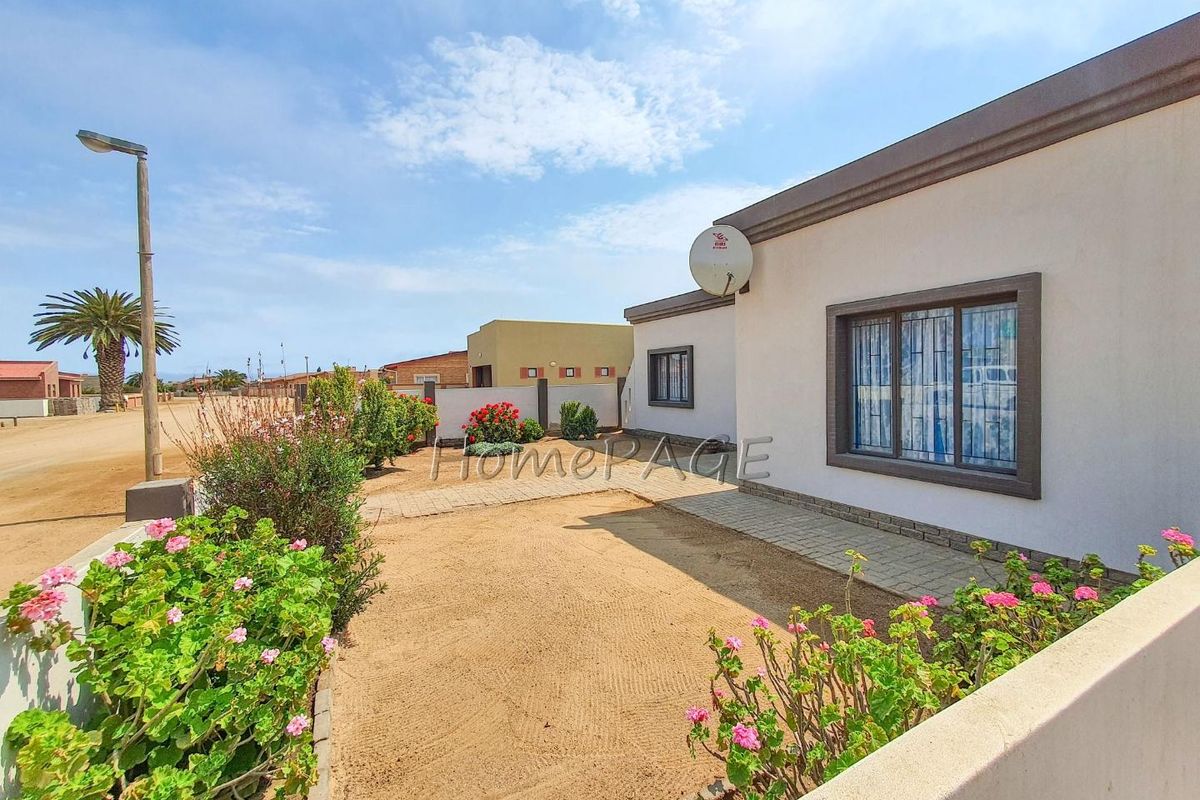 Ext 6, Henties Bay:  3 Bedr Home with 4 Car Garage is for Sale - Photo 2