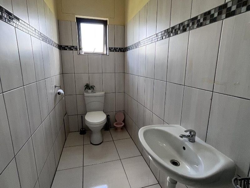 3-Bedroom Townhouse for Sale in Hillary Court, Otjomuise | N$1,200,000 (excluding costs) - Photo 8