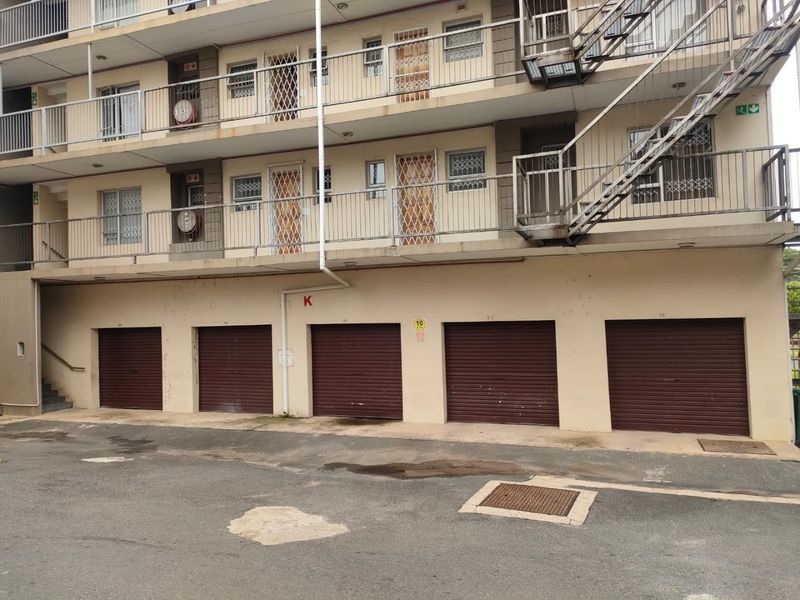 Cozy 2 Bedroom Apartment in Woodhurst with Balcony  Parking - Photo 1