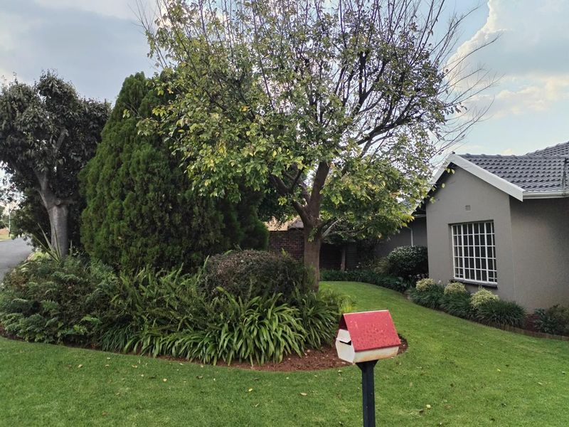 EXQUISITE FAMILY HOME - Photo 6