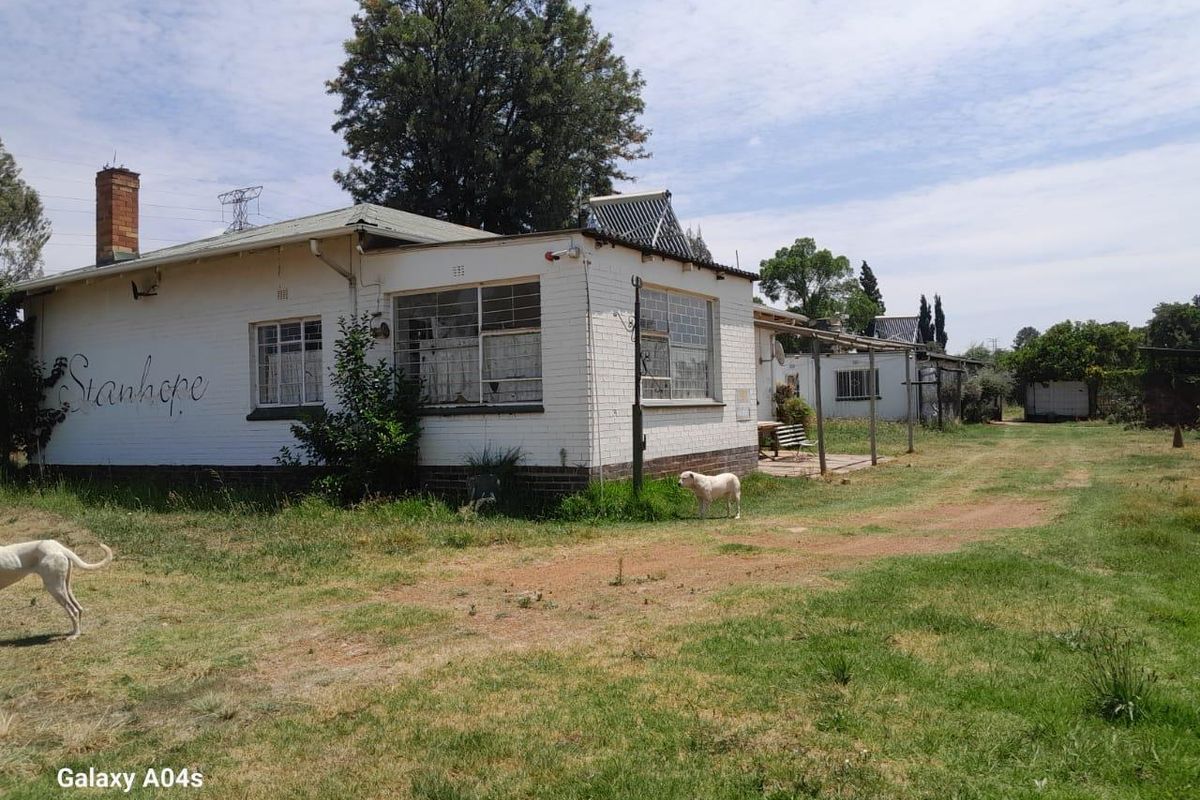 Walled 2 Houses in a plot(1,78 ha) next to Main Road,close to the shops - Photo 2