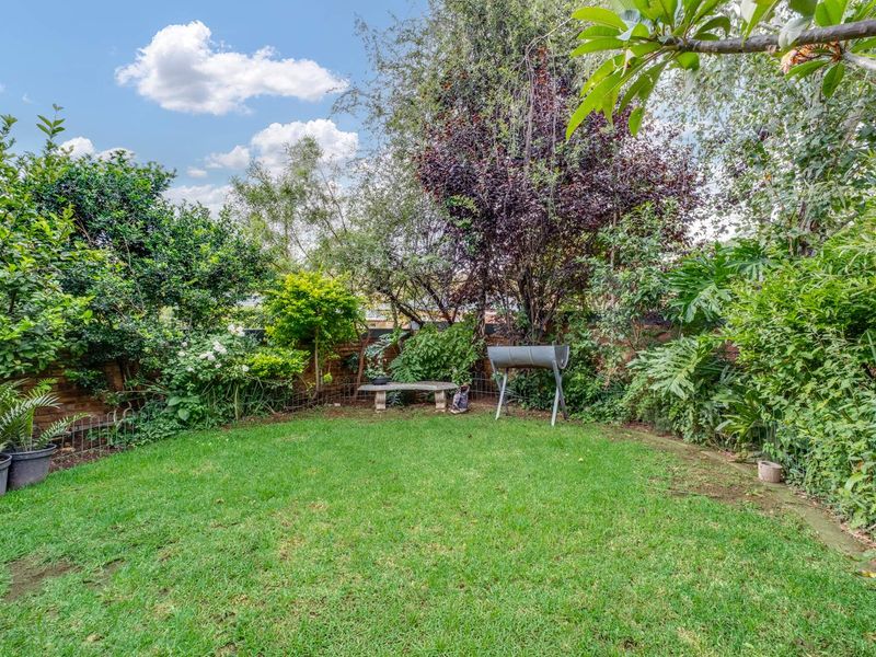 Neat 2-Bedroom Townhouse with Private Garden – Wilgeheuwel - Photo 10