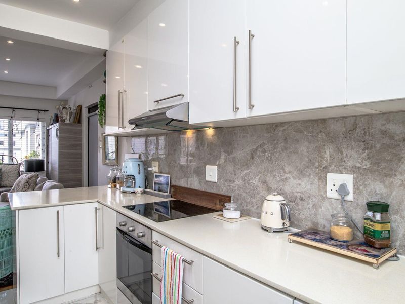 Modern Second-Floor Apartment in Kenilworth – Stylish, Secure & Move-In Ready - Photo 6