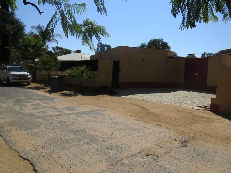 Lovely Family home for sale in a quiet and safe area of Okahandja! With a sparkling swimmingpool and 2 extra seperate flats! - Photo 4