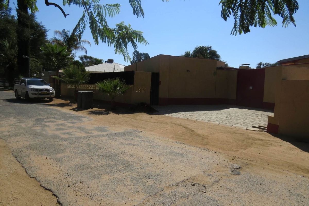 Lovely Family home for sale in a quiet and safe area of Okahandja! With a sparkling swimmingpool and 2 extra seperate flats! - Photo 4
