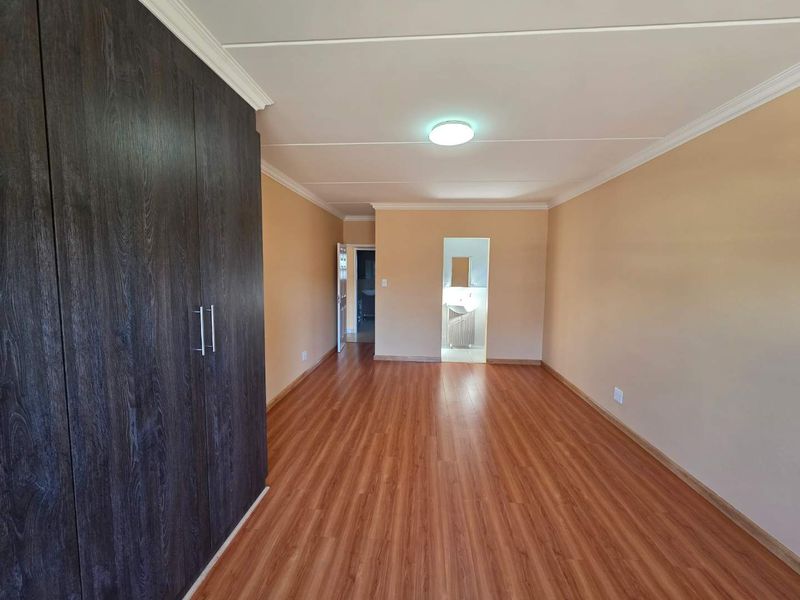 Stylish Upstairs Unit: Modern, Spacious, and Secure - SERIOUS SELLER!! - Photo 9