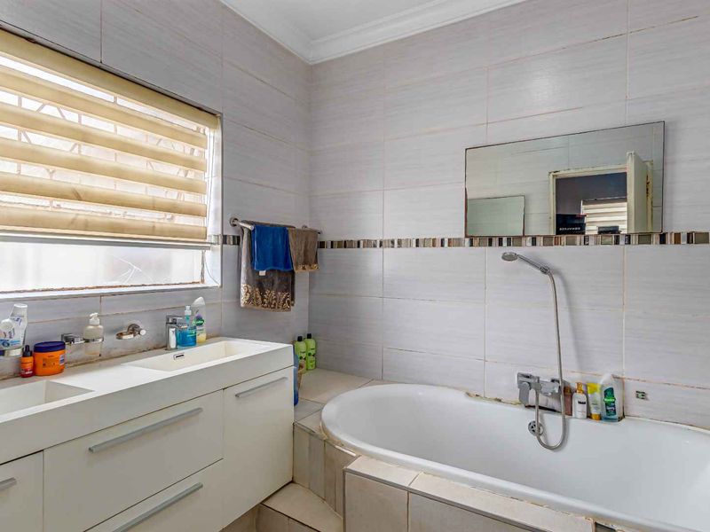 Spacious Family Home with Multiple Living Areas & Excellent Location in Kew - Photo 9