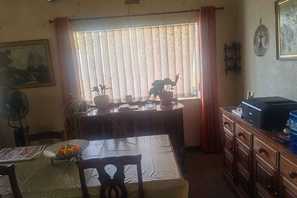 Spacious, Well Designed Living - Photo 5