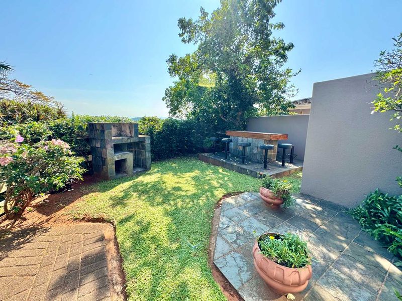 Brilliant Priced 3 Bed 2 Bath Home above road level in prime Sunningdale!! - Photo 3