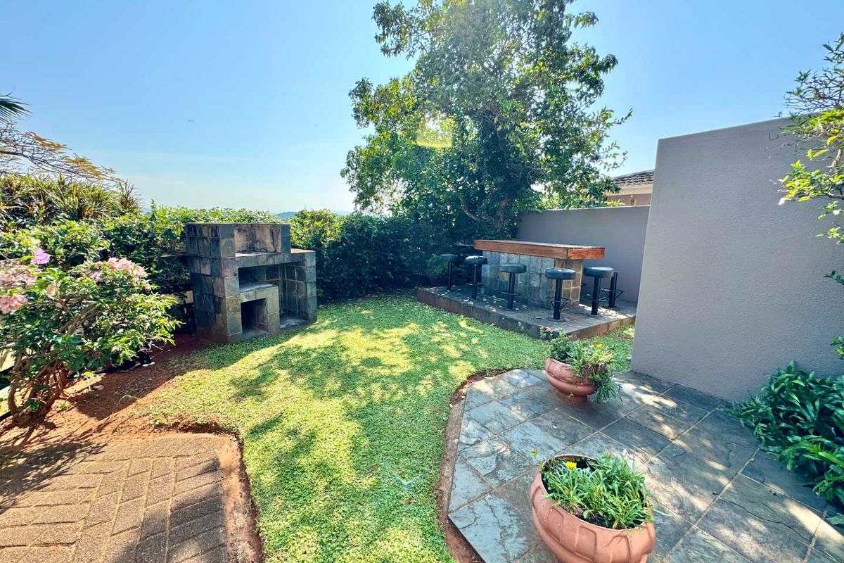 Brilliant Priced 3 Bed 2 Bath Home above road level in prime Sunningdale!! - Photo 3