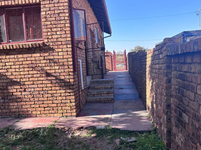 3 BEDROOM FAMILY HOME - Photo 3