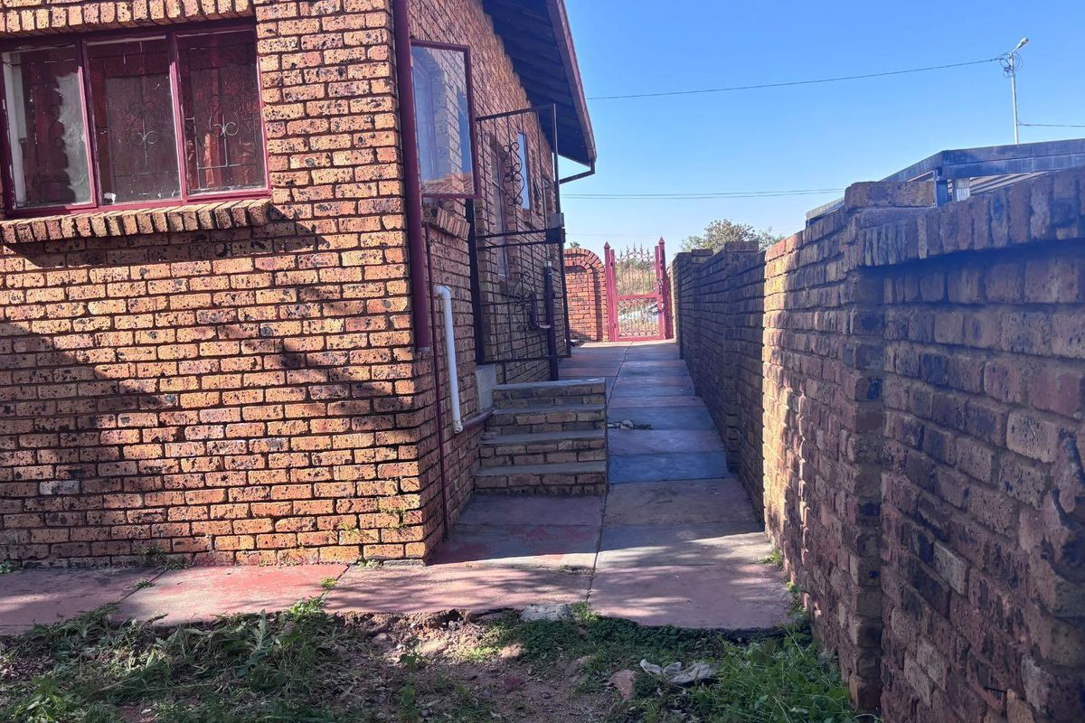 3 BEDROOM FAMILY HOME - Photo 3