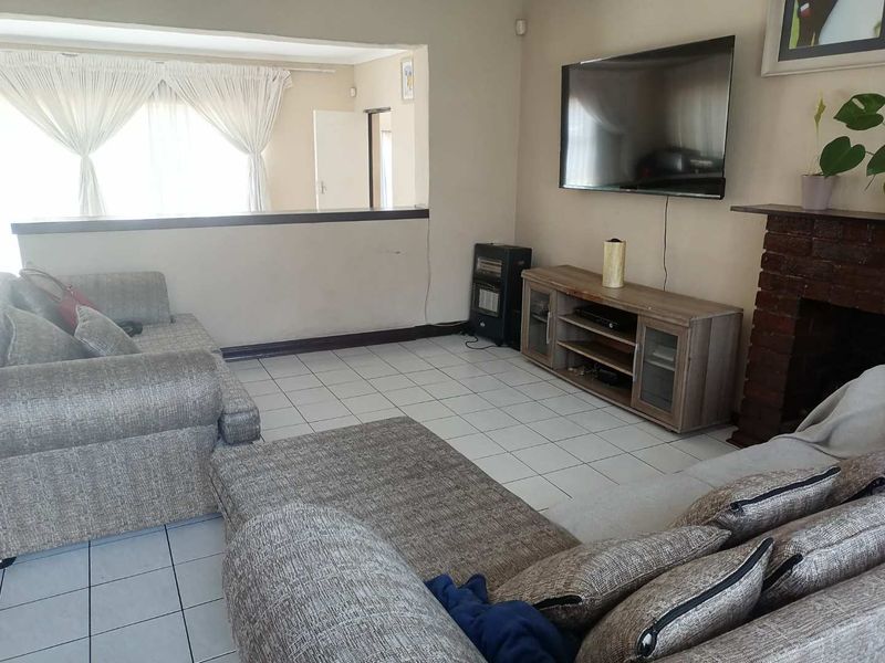 Spacious home with lots of spare land to expand. - Photo 4