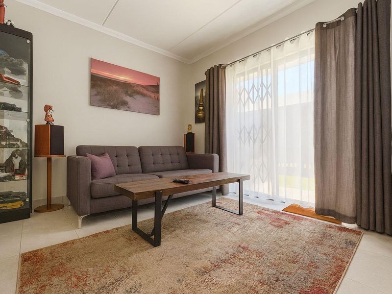 Ground Floor Modern Townhouse - Photo 2