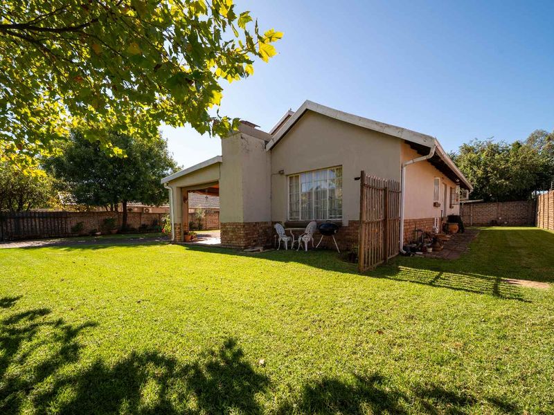 Spacious 4-Bedroom Cluster in Sought-After Complex – Excellent Location, Great Potential! - Photo 4