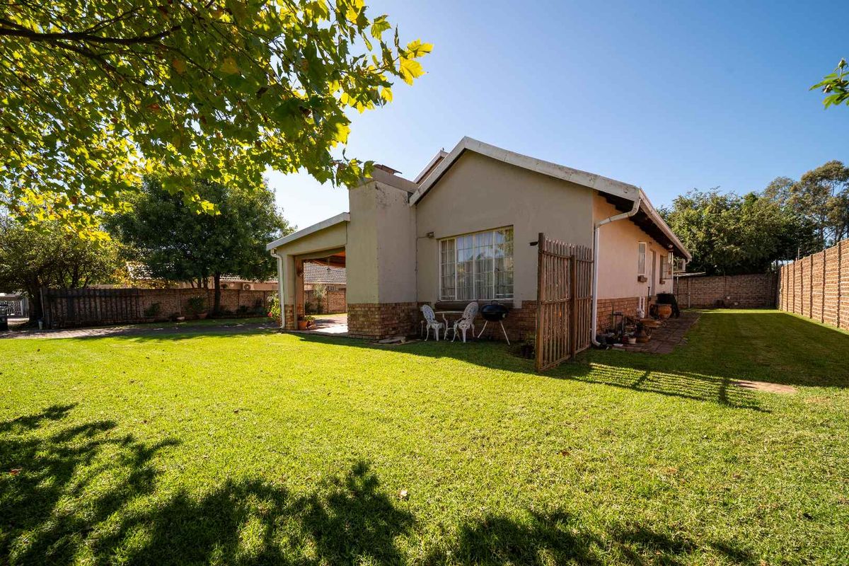 Spacious 4-Bedroom Cluster in Sought-After Complex – Excellent Location, Great Potential! - Photo 4