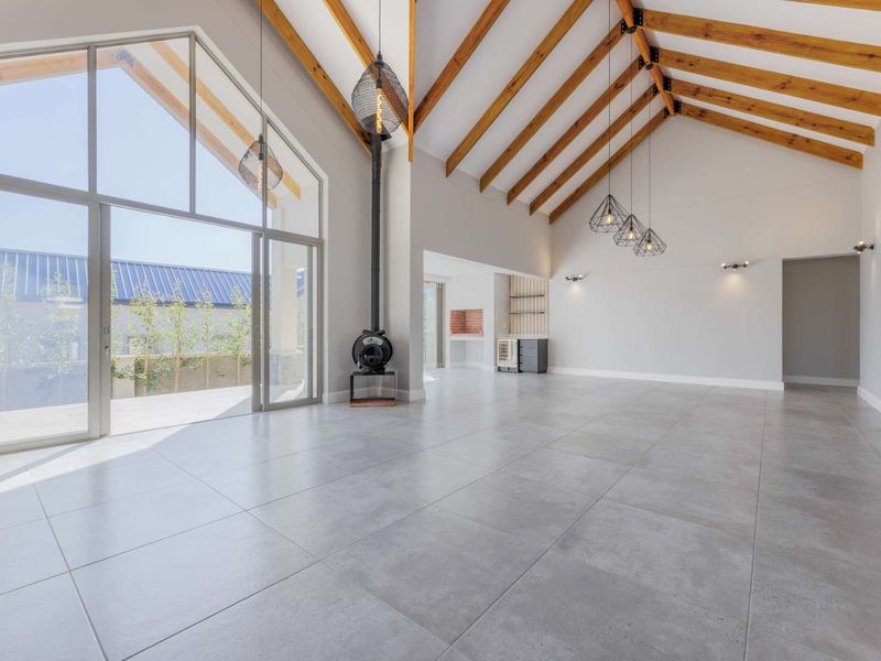 SPACIOUS AND WARM 4 BEDROOM FAMILY HOME IN KINGSWOOD GOLF ESTATE - Photo 4