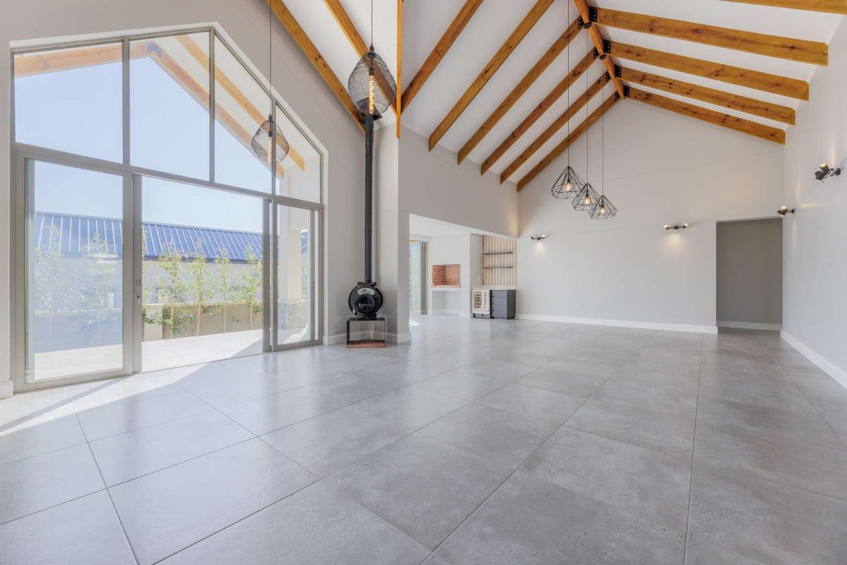 SPACIOUS AND WARM 4 BEDROOM FAMILY HOME IN KINGSWOOD GOLF ESTATE - Photo 4