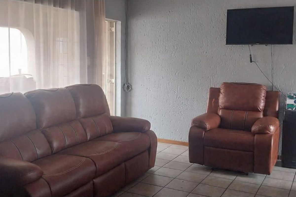 secure and neat top floor townhouse - Photo 4