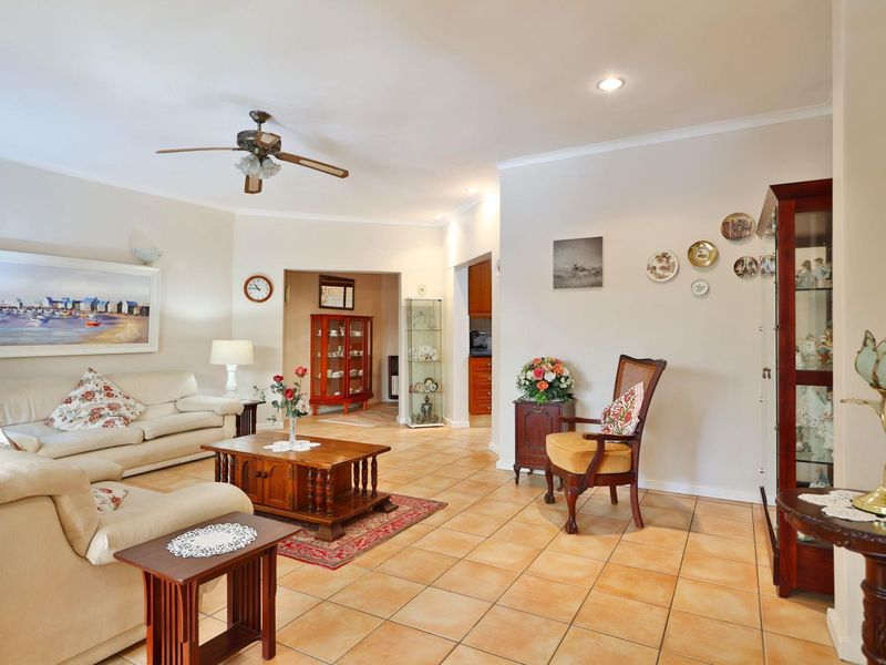 Magnificent 4 Bedroom/3 Bathroom Residence - Photo 5