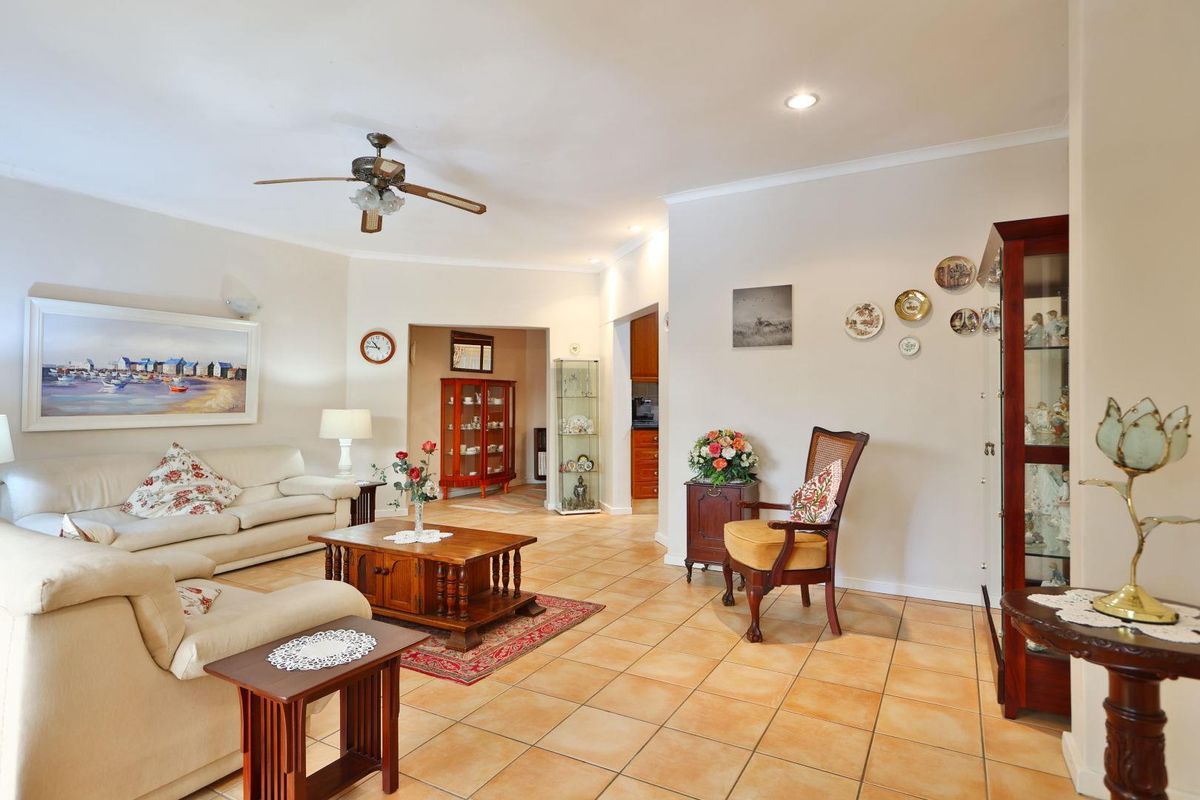 Magnificent 4 Bedroom/3 Bathroom Residence - Photo 5