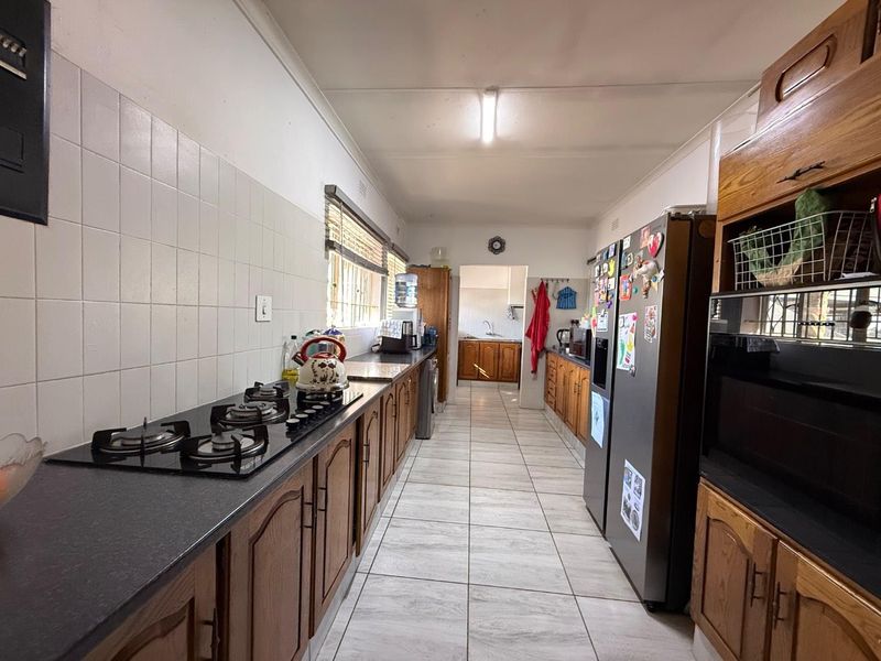 Versatile Family Home with possible Separate Flats On 1600m2 stand - Photo 7
