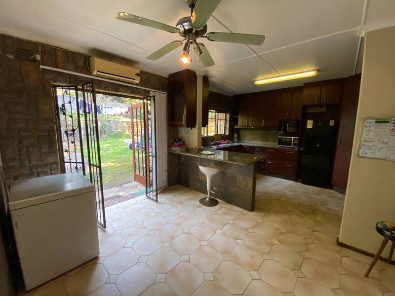 Convenience at Your Doorstep: Centrally Located 3BR House with Pool - Photo 6