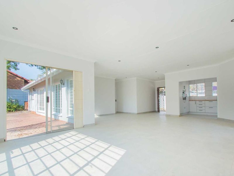 Spacious Fairfield Estate Home on 850m2 with Private Garden - Photo 4