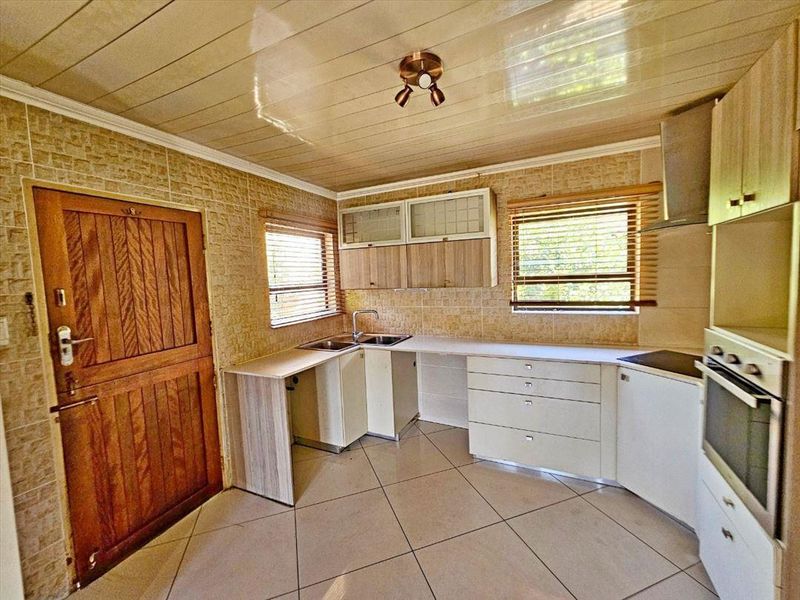 A MODERN HOUSE - Photo 2