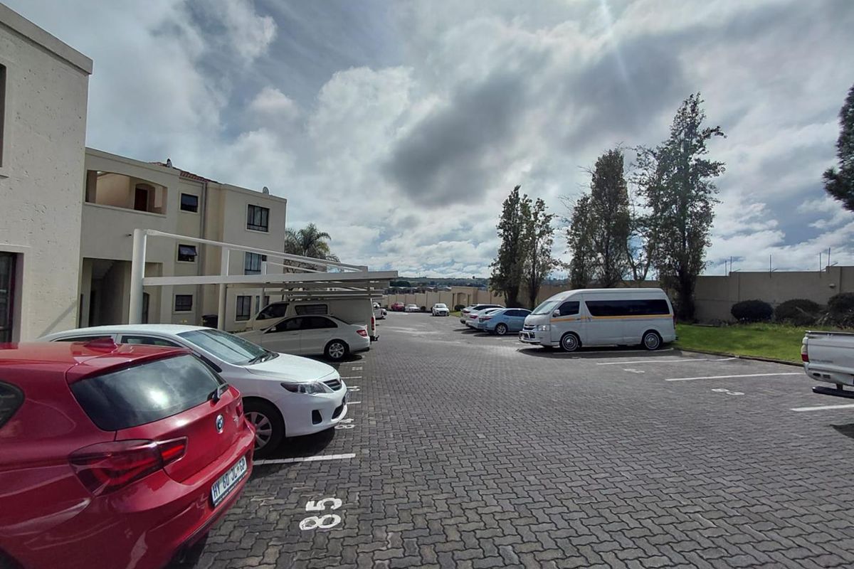 Lovely 2 Bed 1 Bath ground floor unit - Photo 2