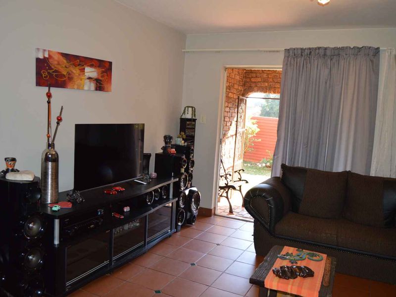 Cosy 2-bedroom townhouse on ground floor in Doornpoort - Photo 8