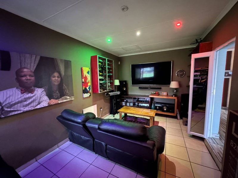 Large Family Home for Sale - Photo 8