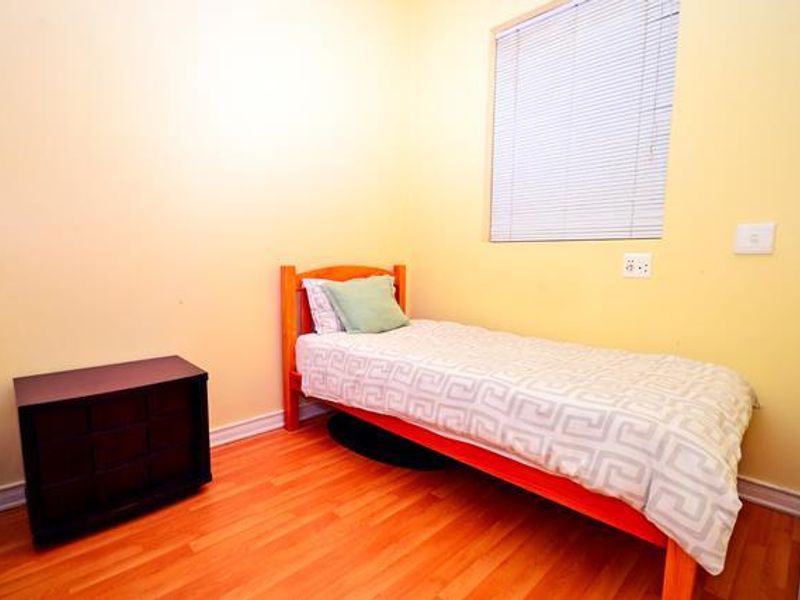 Furnished 2 bedroom with private patio - Photo 7